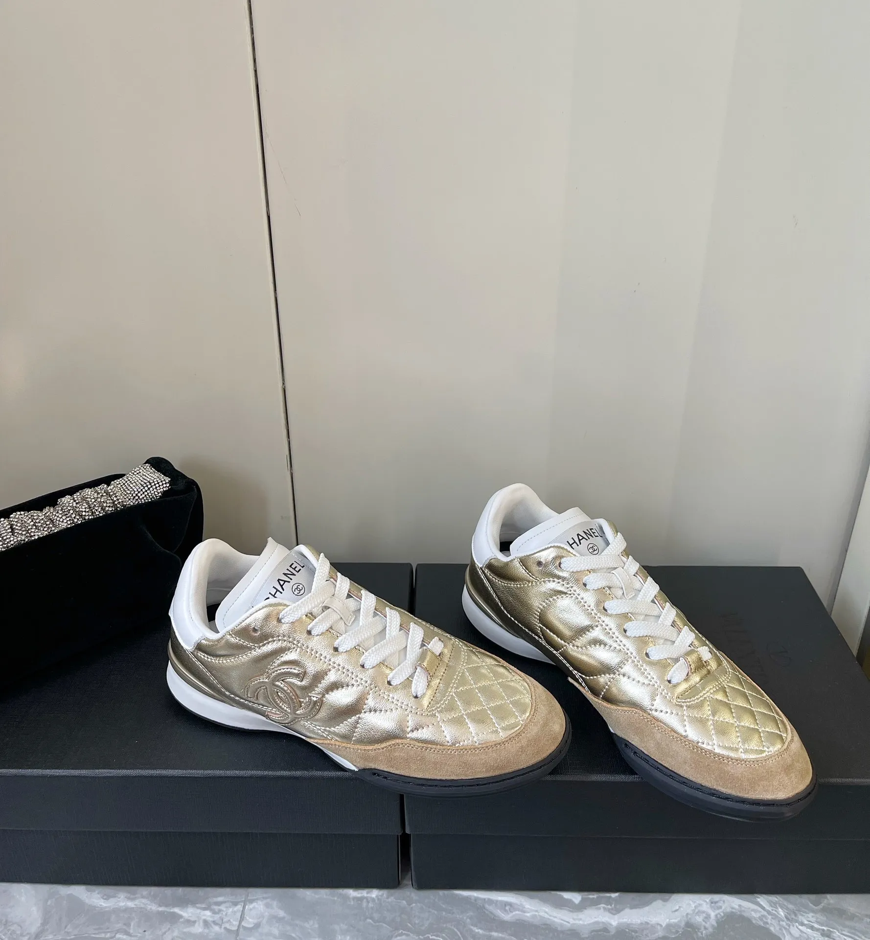 👟👟Ex-factory price 520👟👟 𝐂𝐇𝐀𝐍𝐄𝐋 Chanel's latest rhombus sports sneakers, new color white shoes ✔️ Full cowhide leather surface. The new color matching fabric adds many elements to make it look very exquisite. It will make your legs look longer when you put it on. Authentic counter replica. The upper foot can be said to be really super good! Size: 35-40 original packaging